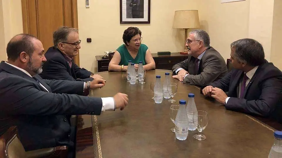 Jim&eacute;nez Palacios, durante su encuentro con la delegada del Gobierno, Salvadora Mateos (C.A.)