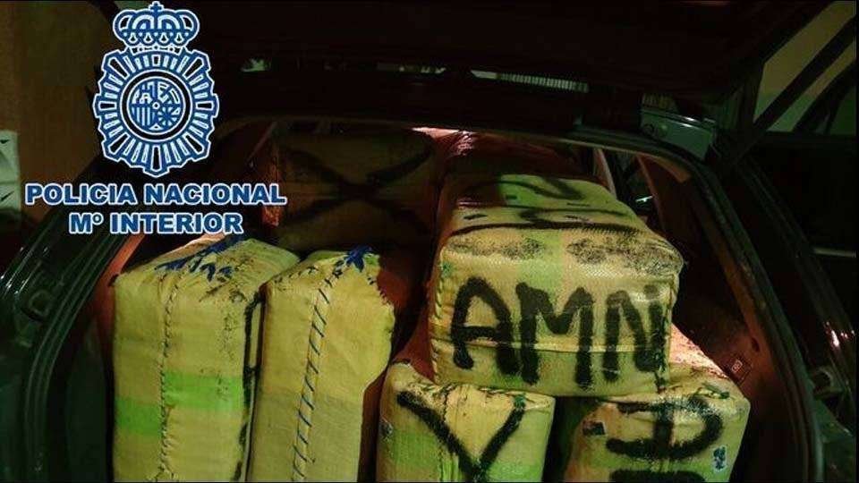 Fardos de hachís en uno de los vehículos intervenidos a los agentes (POLICÍA NACIONAL)