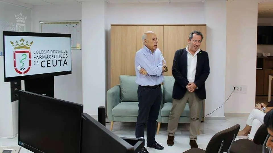 El consejero Javier Guerrero (izqda.) junto al presidente del Colegio de Farmac&eacute;uticos, Mario de Miguel (C.A.)