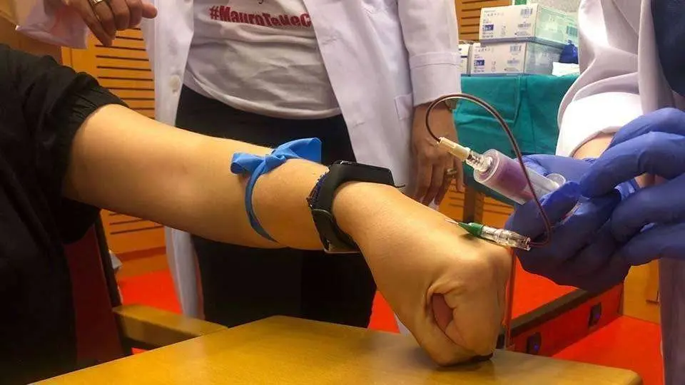 Un donante se somete a una extracci&oacute;n de sangre (CEDIDA)