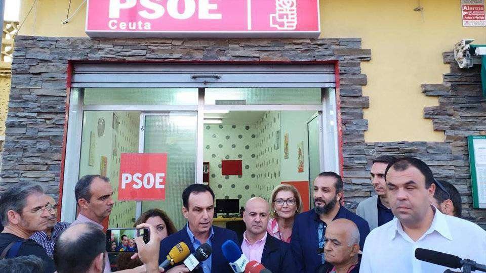Hernández atiende a la prensa ante la sede del PSOE en El Príncipe (C.A.)