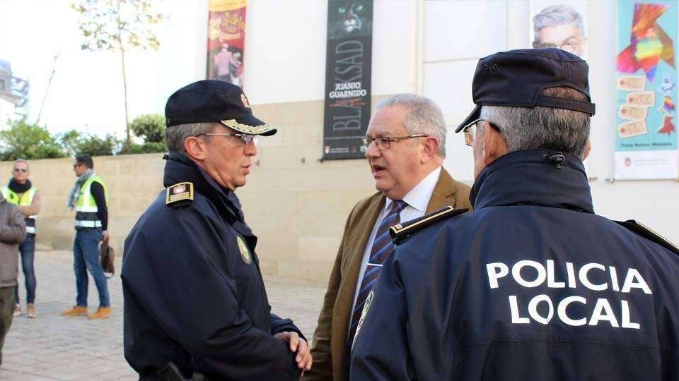 Hachuel departe con el superintendente de la Policía Local en un acto público (C.A./ARCHIVO)