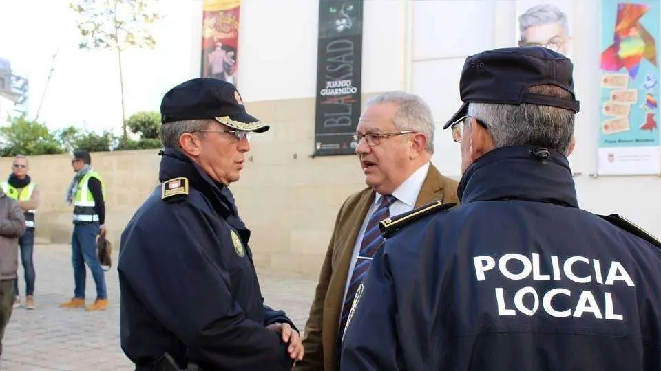 Hachuel departe con el superintendente de la Polic&iacute;a Local en un acto p&uacute;blico (C.A./ARCHIVO)