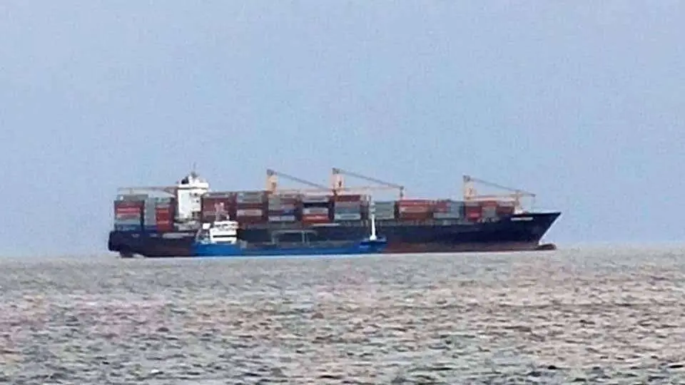 Una gabarra suministra combustible a un portacontenedores en la Bah&iacute;a Sur (C.A.)