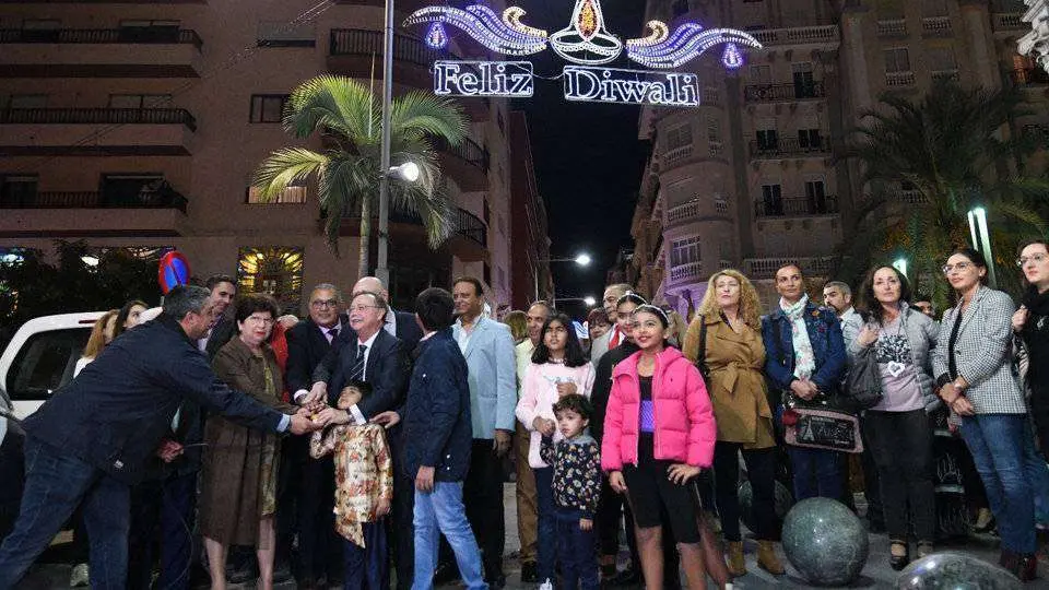 Un momento del acto de inauguraci&oacute;n del alumbrado del Diwali (C.A.)