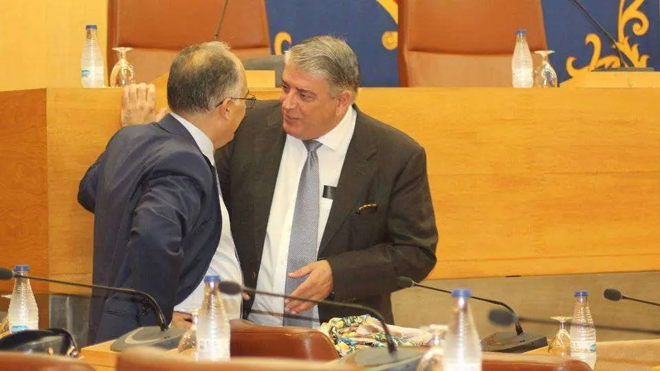 El consejero de Economia, Alberto Gait&aacute;n, charla con el socialista Jos&eacute; Mar&iacute;a Mas antes del inicio de un pleno (C.A./ARCHIVO)