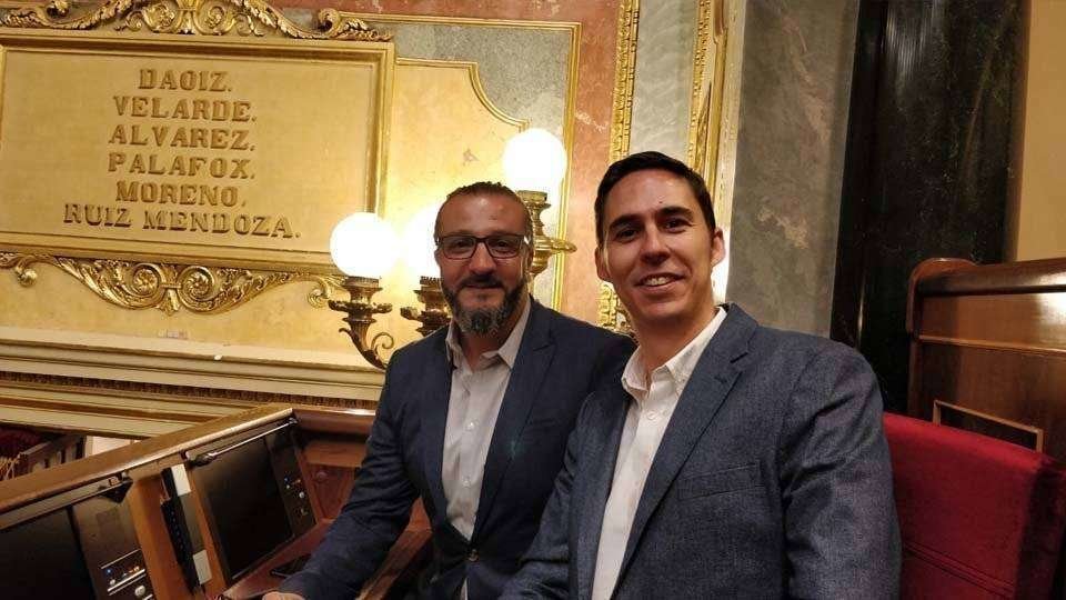 Los candidatos al Congreso, José Simón, (derecha) y al Senado, Hamed Mohamed, por el PSOE (C.A./ARCHIVO))