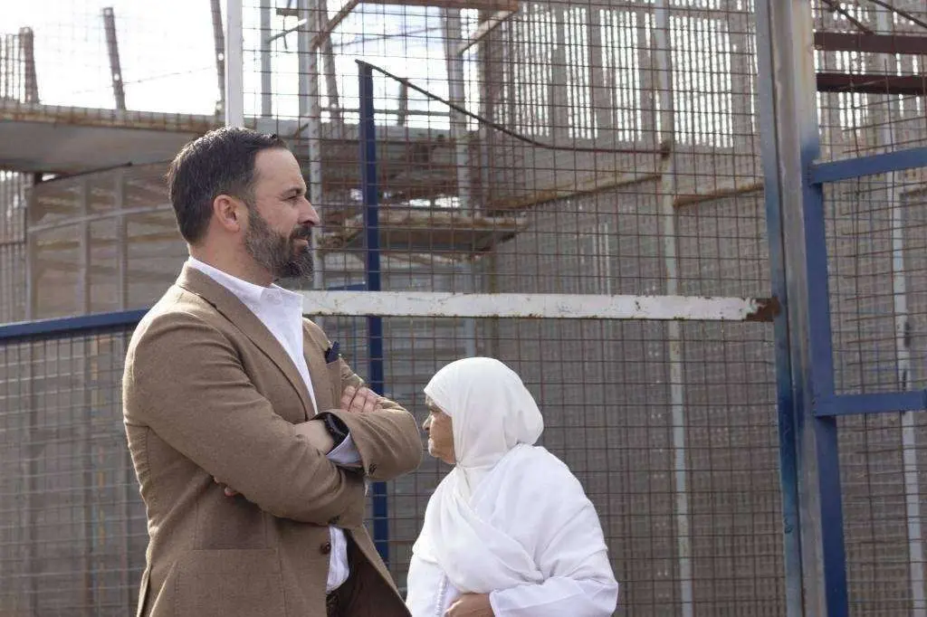 El presidente de la formaci&oacute;n pol&iacute;tica VOX, Santiago Abascal, en la valla de Melilla.