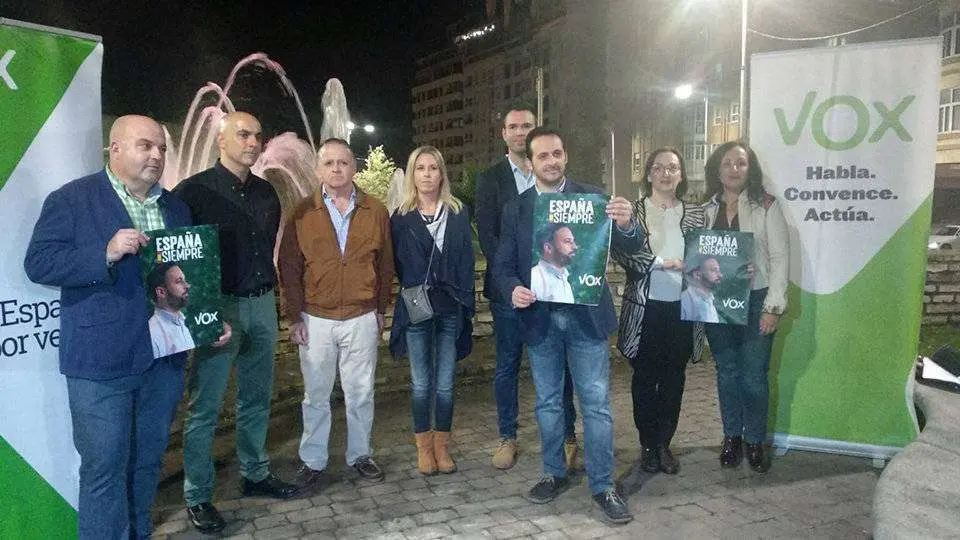 Los candidatos y dirigentes de Vox, durante el acto organizado por el partido para inaugurar la campa&ntilde;a (C.A.)