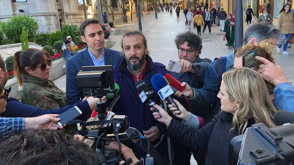 Hamed Mohamed Ahmed atiende a los periodistas (C.A.)