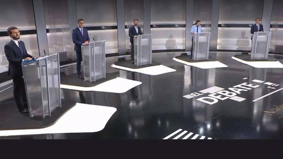 Los cinco l&iacute;deres durante el debate celebrado ayer