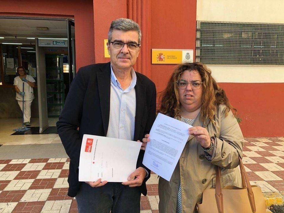 La secretaria de Organización del PSOE, Cristina Pérez, y el asesor del Grupo Socialista Rafael García, ante la Jefatura (CEDIDA)
