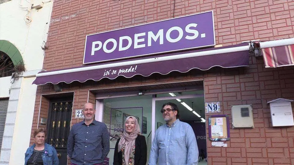 Los candidatos de Unidas Podemos ante la sede de la formaci&oacute;n (C.A.)