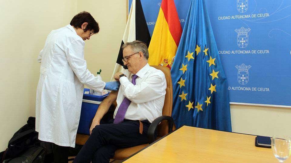 El director territorial del Ingesa, Jesús Lopera, recibe la vacuna de la gripe (C.A.)