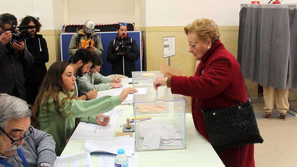 Una ciudadana vota en el colegio San Agustín (C.A.)