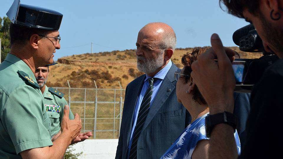 El director general de la Guardia Civil, Félix Azón, durante una visita a Ceuta en verano de 2018 (C.A./ARCHIVO)
