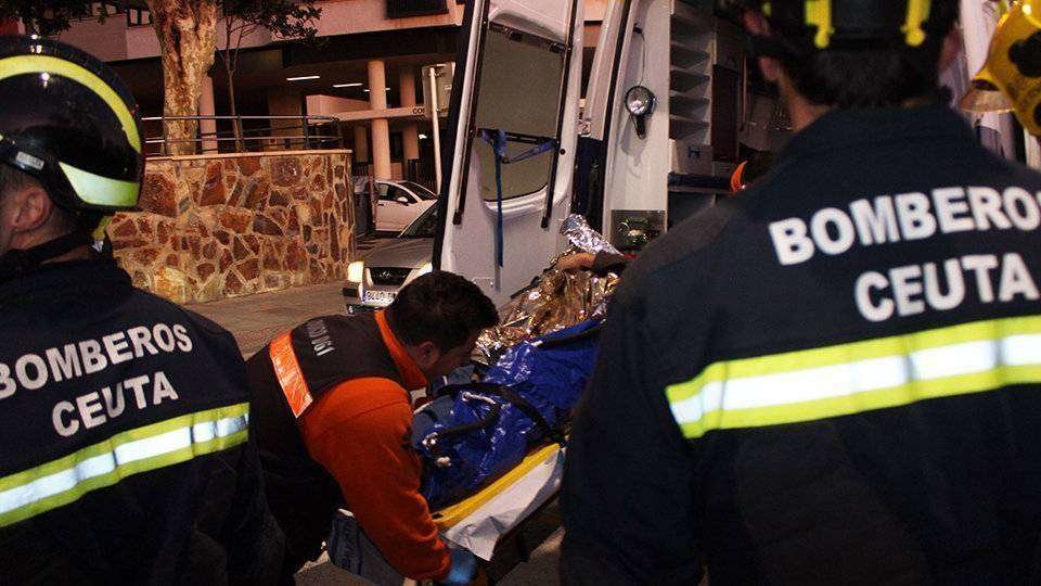 Un sanitario introduce al accidentado en la ambulancia (C.A.) FUENTE CABALLOS