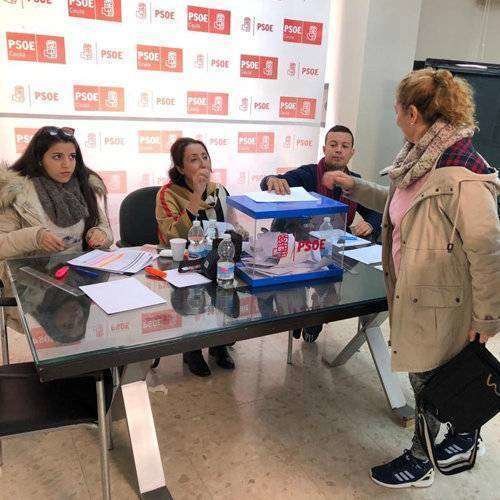 Una militante vota en la sede del partido en Daoiz en la consulta convocada por el PSOE