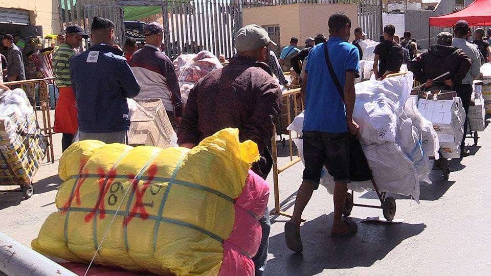 Porteadores cargan sus fardos en los polígonos de El Tarajal (C.A./ARCHIVO)