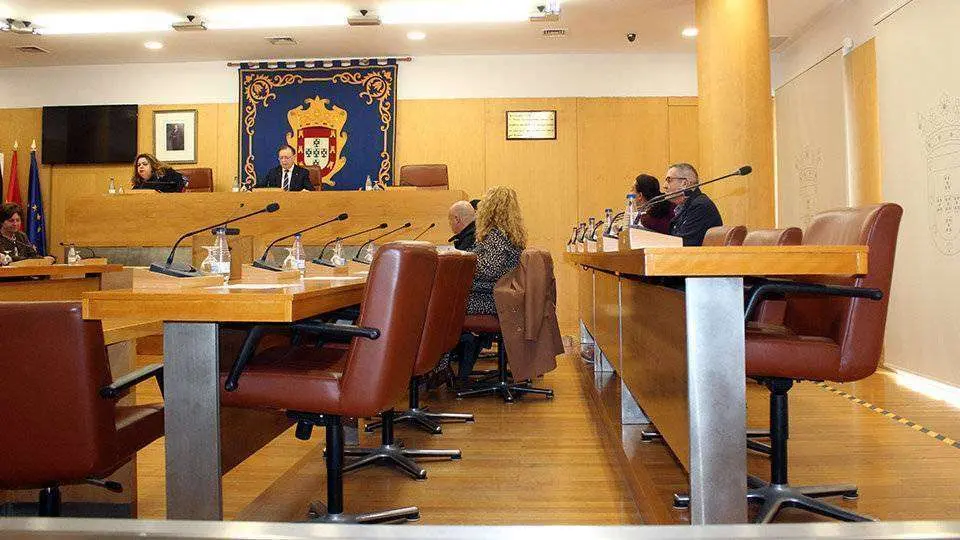 En primer t&eacute;rmino, los esca&ntilde;os vac&iacute;os de Vox durante la sesi&oacute;n del pleno de la Asamblea celebrada hoy (C.A.)
