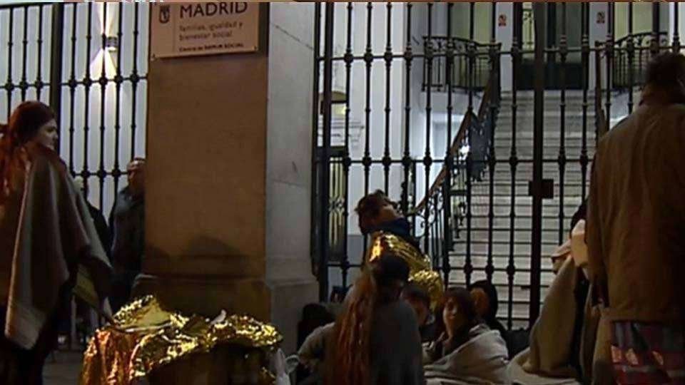 Migrantes y refugiados a las puertas del Samur Social de Madrid