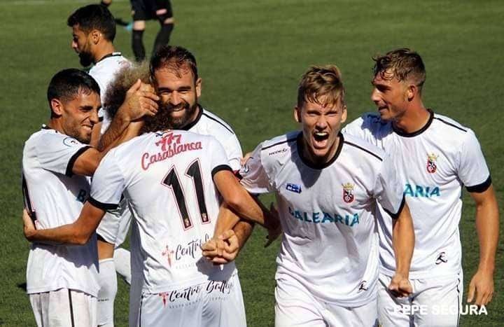 Los jugadores del Ceuta celebran un gol (PEPE SEGURA)