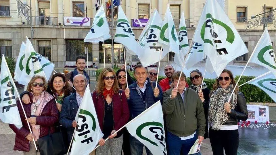 Sindicalistas de CSIF, ante la Delegaci&oacute;n del Gobierno (CEDIDA)