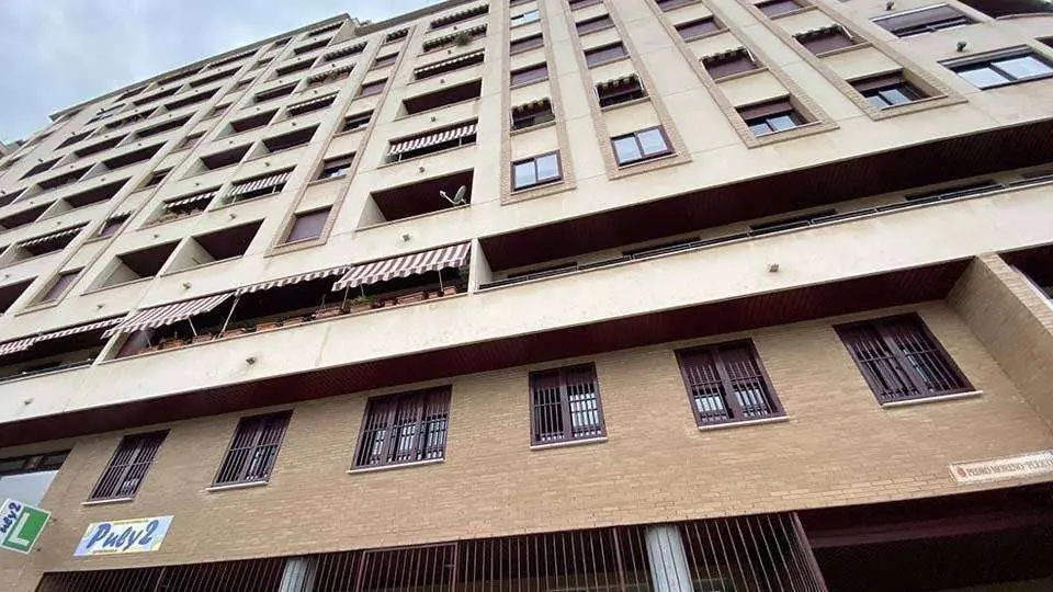 Fachada del edificio desde donde se ha precipitado el menor (C.A.)