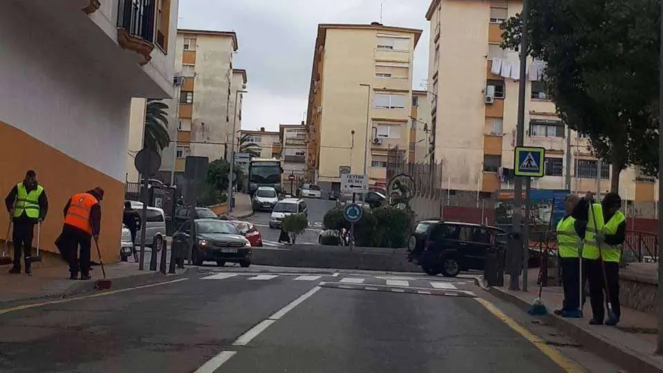 Trabajadores del Plan de Empleo, hoy en la avenida Ej&eacute;rcito Espa&ntilde;ol (CEDIDA)
