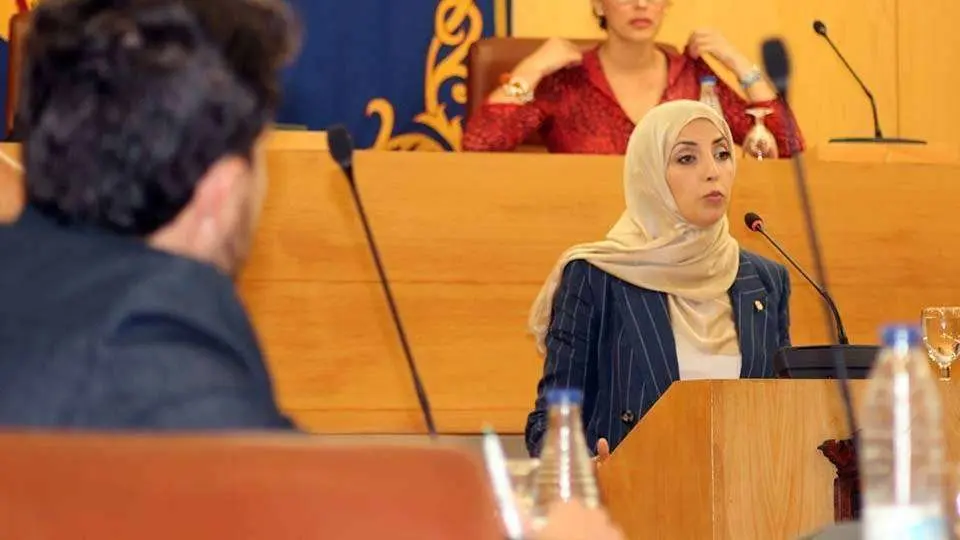 La presidenta de MDyC, F&aacute;tima Hamed, durante la celebraci&oacute;n de una sesi&oacute;n plenaria de la Asamblea (C.A./ARCHIVO)