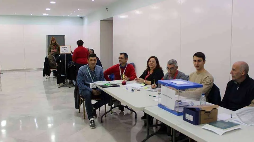 Mesa electoral en los bajos del Palacio de la Asamblea (C.A.)