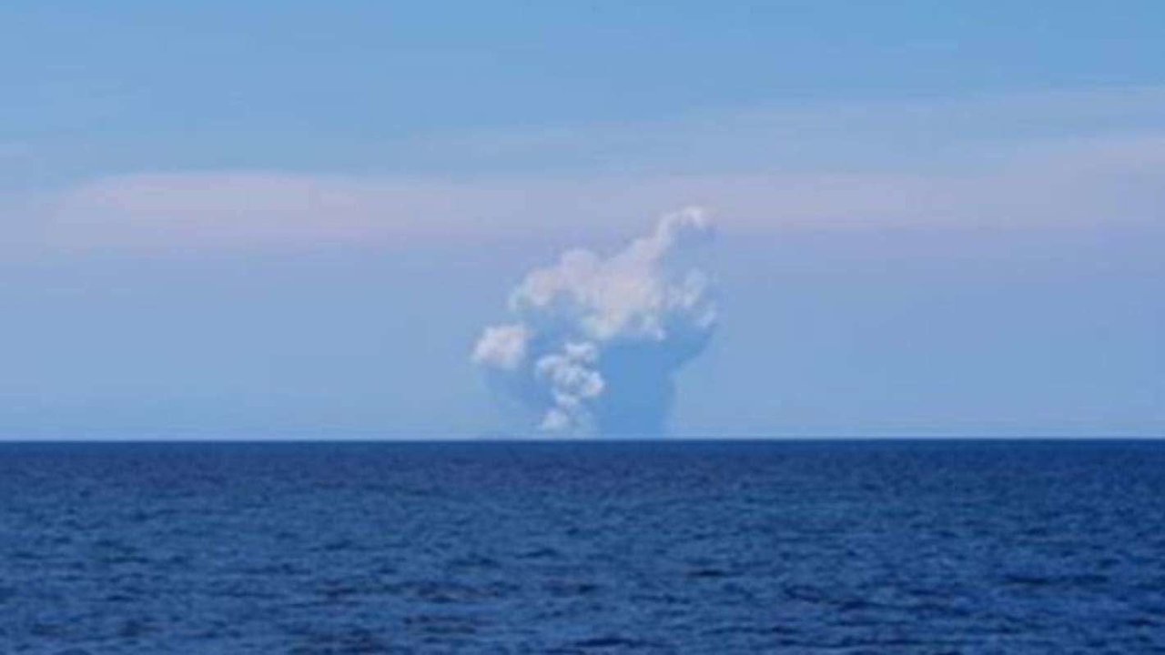 Fumarola generada por la erupción del volcán (E.D.)