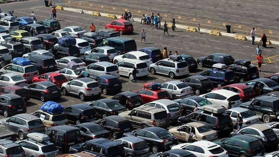 Coches estacionados en el &aacute;rea de embolsamiento (C.A./ARCHIVO)