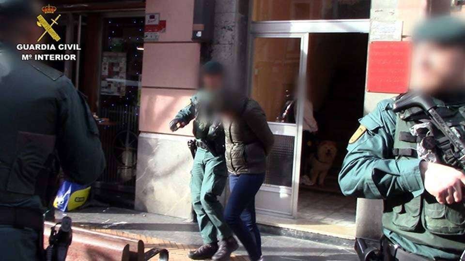 La Guardia Civil custodia a uno de los detenidos en el marco de la Operación Trillón (G. CIVIL)