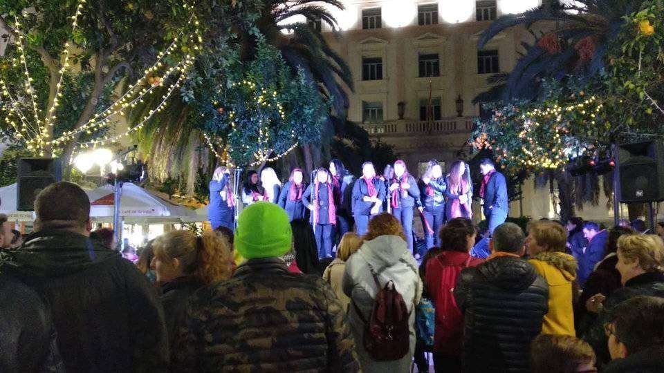 Actuación de un coro hoy en la Plaza de Correos (C.A.)