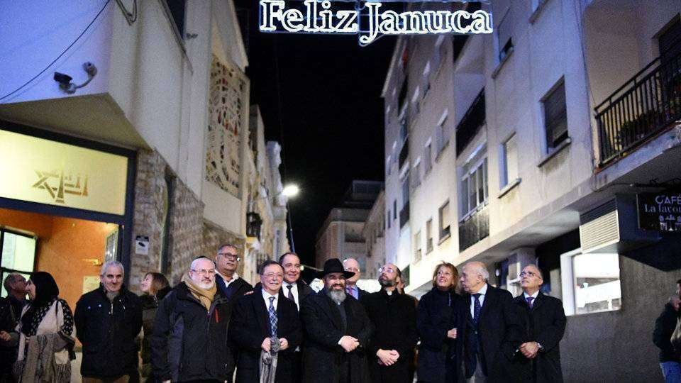 Representantes de la comunidad judía junto a autoridades locales junto a la sinagoga (C.A.)