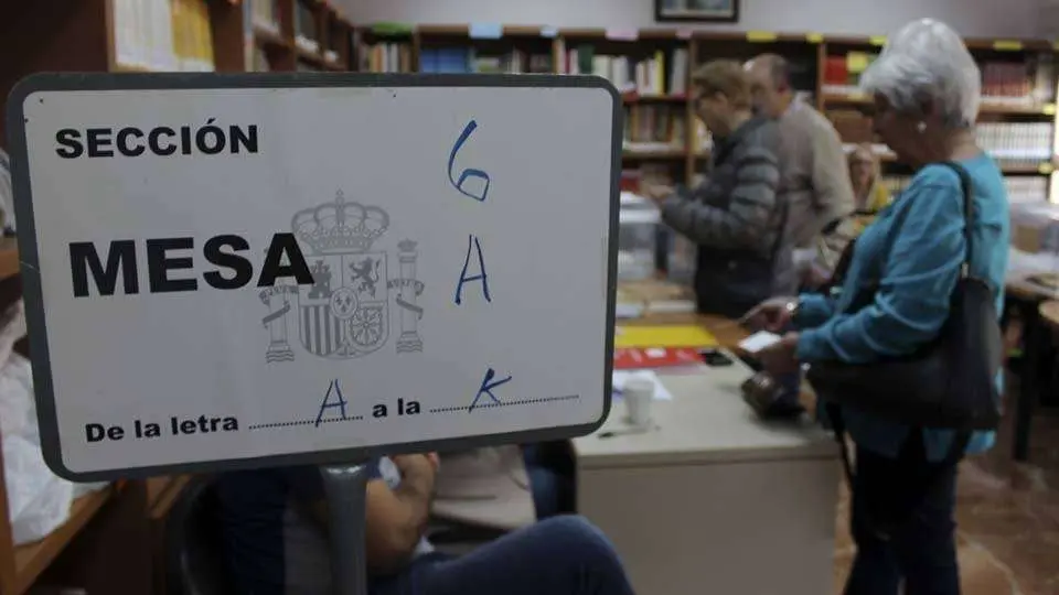 Votantes en el colegio Beatriz de Silva (C.A./ARCHIVO)