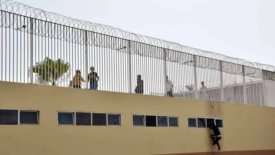Menores extranjeros, en el recinto portuario (C.A./ARCHIVO)