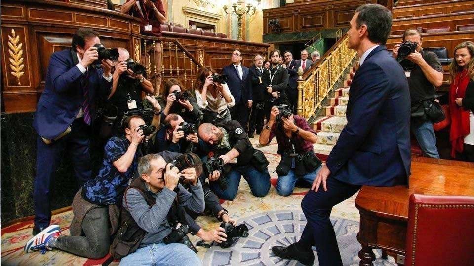 Sánchez posa para los fotógrafos tras su elección (CONGRESO)