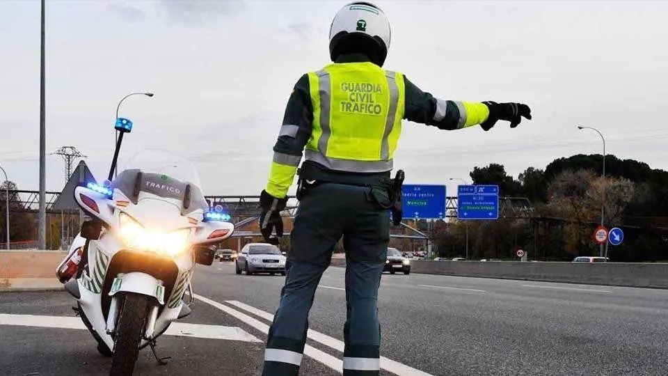 Un agente de la Guardia Civil de Tr&aacute;fico