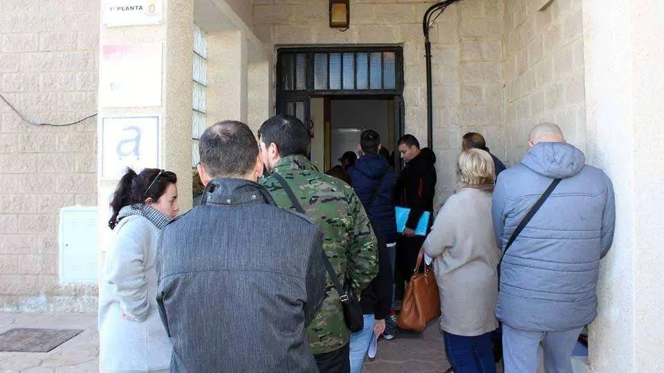 Solicitantes hacen cola ante la sede de Amgevicesa para inscribirse en su bolsa de trabajo (C.A./ARCHIVO)
