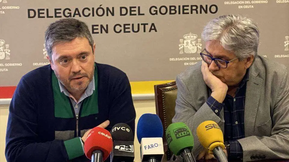 El presidente del Puerto, Juan Manuel Doncel, (izqda), junto al capit&aacute;n mar&iacute;timo, Jes&uacute;s Fern&aacute;ndez (C.A.)