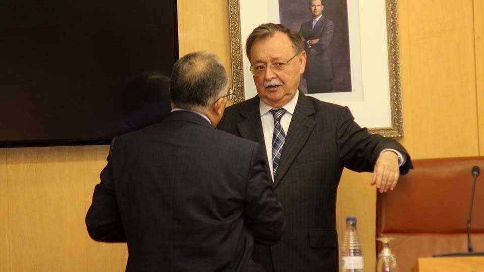 El consejero de Economía y Hacienda, Alberto Gaitán, departe con el presidente Vivas hoy en la Asamblea (C.A.)