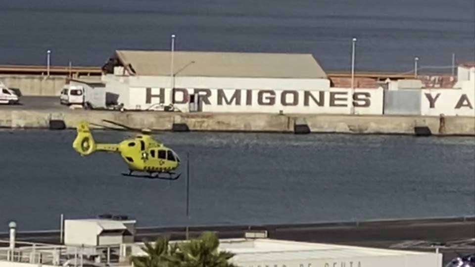 El helicóptero de Ingesa sobrevuela las instalaciones del helipuerto ceutí (C.A.)