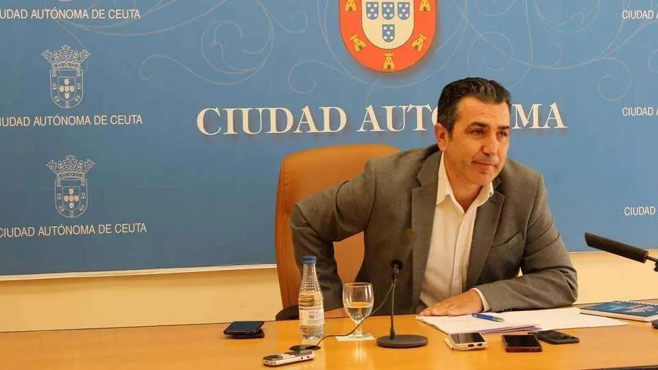 El consejero Carlos Rontom&eacute; durante su comparecencia ante los periodistas (C.A.)