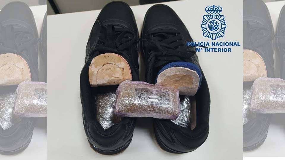 La droga oculta en las zapatillas del detenido (POLICÍA NACIONAL) HACHÍS