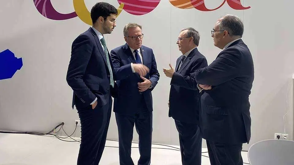 De Castro y Vivas conversan en el expositor abierto por Ceuta en Fitur (CEDIDA)
