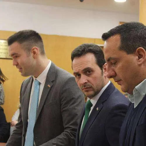 Los diputados de Vox Carlos Verdejo y Sergio Redondo (los dos primeros a la izquirda) (C.A.)