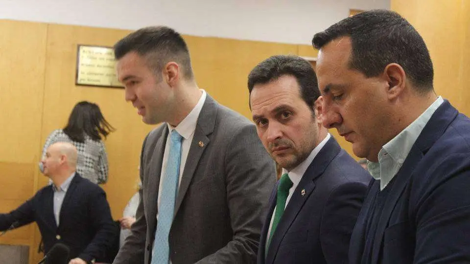 Los diputados de Vox Carlos Verdejo y Sergio Redondo (los dos primeros a la izquirda) (C.A.)