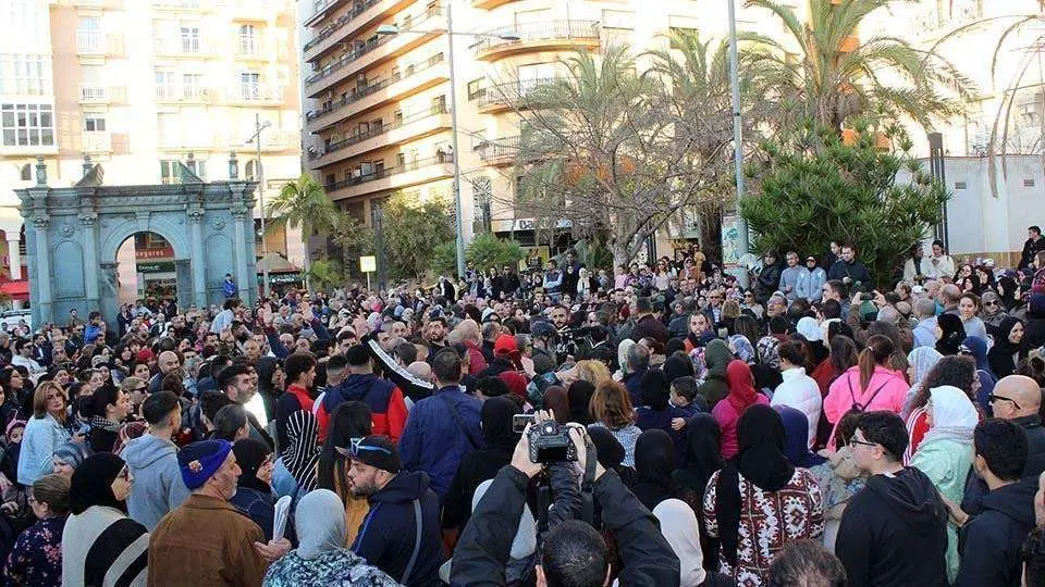 Aspecto que presentaba la Plaza de los Reyes a las seis de la tarde (C.A.) CONCENTRACI&Oacute;N ANTIRRACISTA